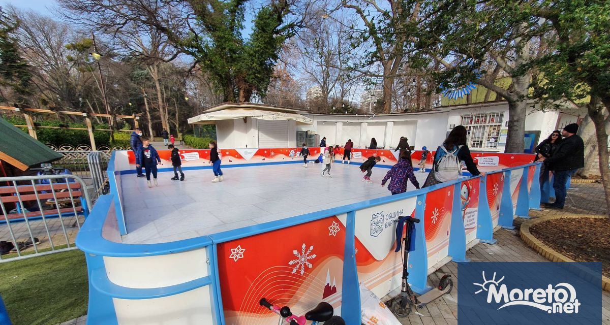 Безплатна ледена пързалка край входа на Летния театър във Варна