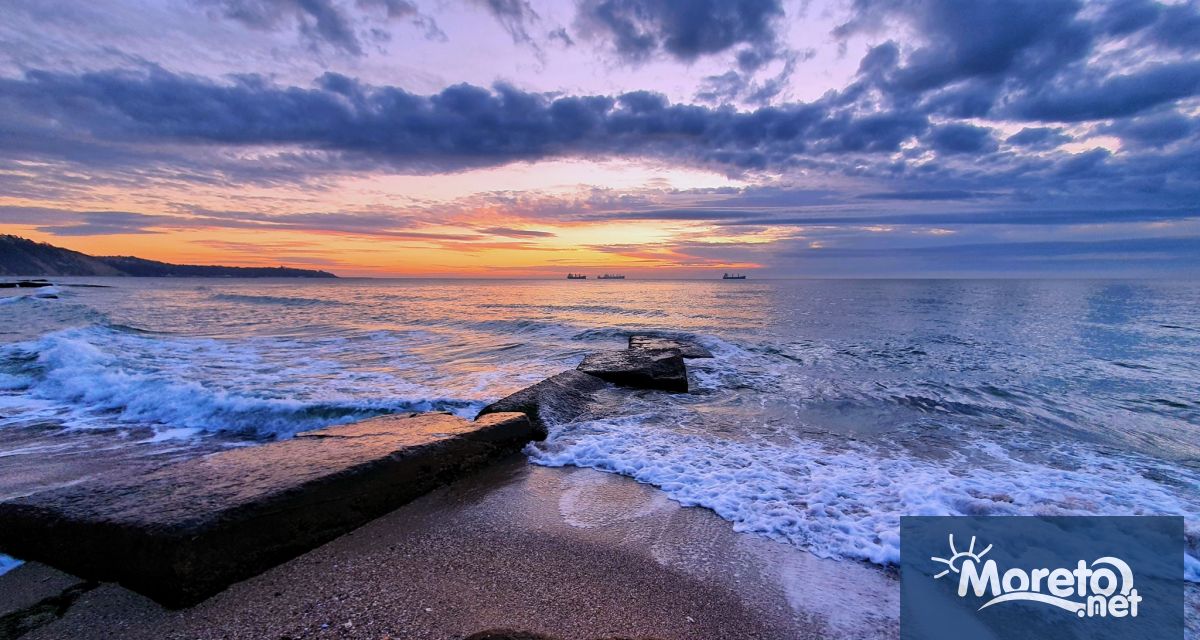 Тази нощ облачността над страната ще се разкъсва и ще