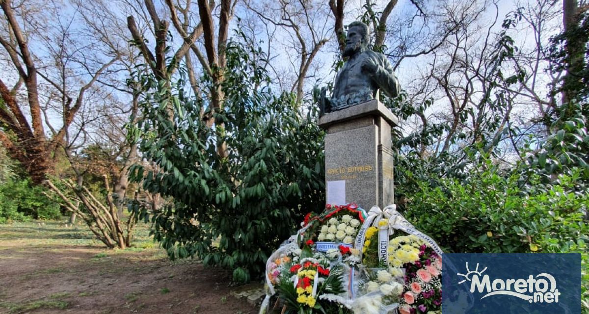 Паметникът на Христо Ботев е първият открит паметник в Алеята
