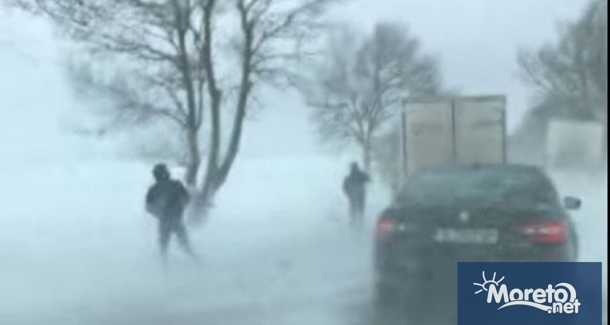 Вятърът отрицателните температури и снеговалежът макар и лек са създали