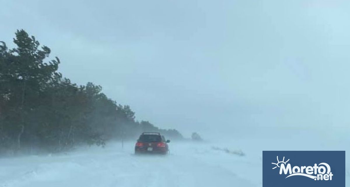 Заради бурния вятър и снегонавяванията 9 населени места в община