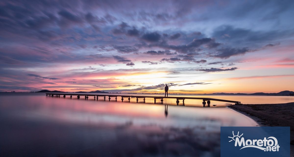 През следващото денонощие времето ще остане облачно с валежи на