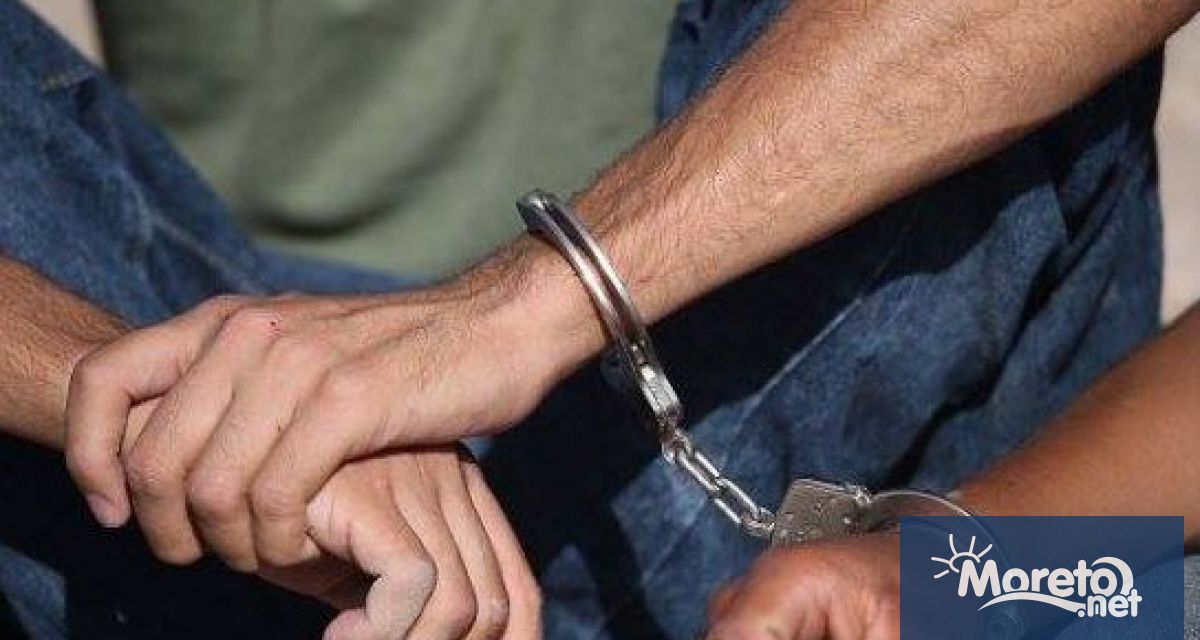 Задържан е мъжът, който снощи , научи Moreto.net
Задържаният е 39-годишен