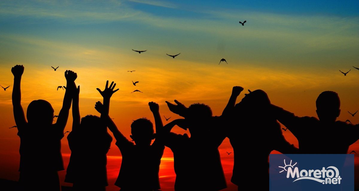 Министерството на образованието и науката съвместно с училища центрове за