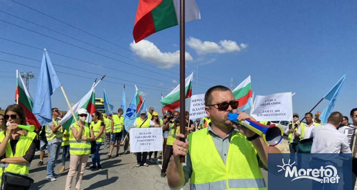 Работниците на Автомагистрали – Черно море в Шумен продължават с
