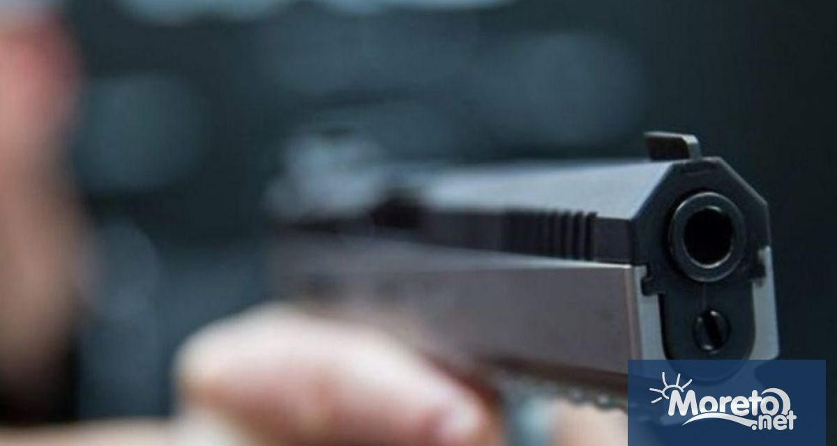 65 годишен водач на мотопед бе задържан след като стреля с