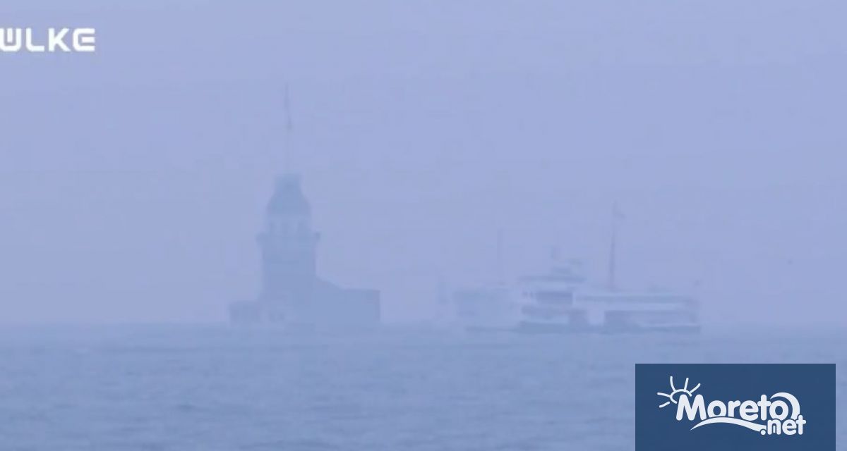 Движението в двете посоки на Босфора който разделя Истанбул на