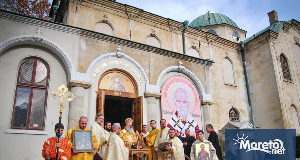 С празнична вечерня и акатист към св Николай Чудотворец днес