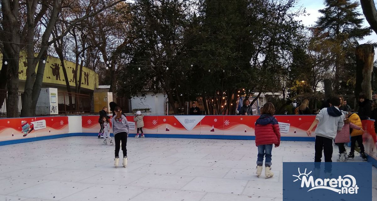 Безплатната ледена пързалка край входа на Летния театър във Варна