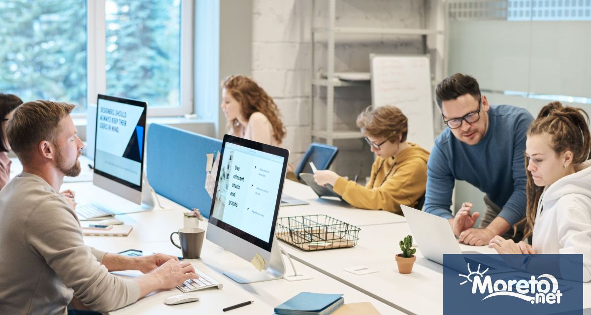 Средната годишна заплата в България през 2021 г е била