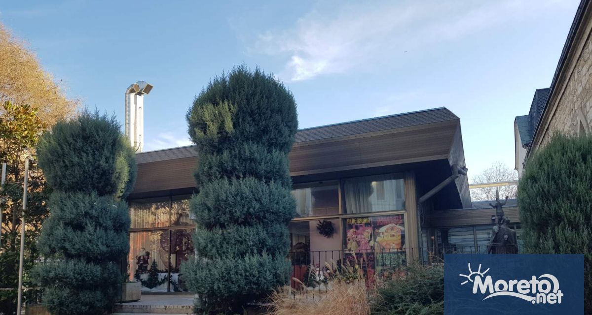 Кражба на аудио визуална техника от складово помещение към основната зала