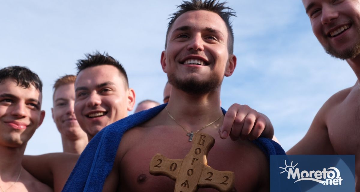 19-годишният Димитър Петров извади кръста на Богоявление от студените морски