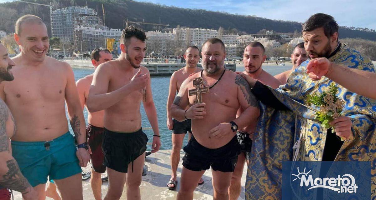 По традиция в район Аспарухово беше отбелязан големият християнски празник