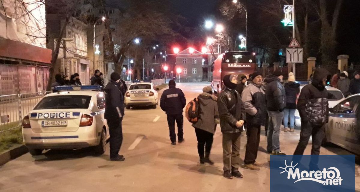 Полицейски проверки са забавили с около два часа тръгването на