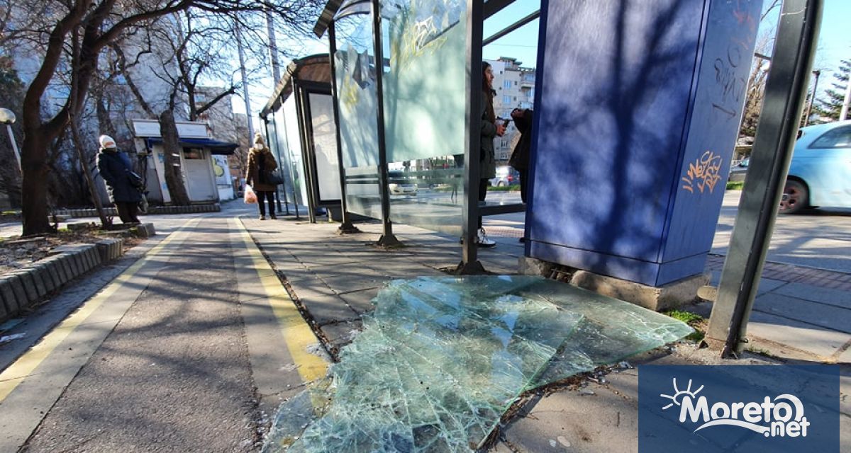 Пореден ден счупено стъкло на автобусна спирка във Варна стои