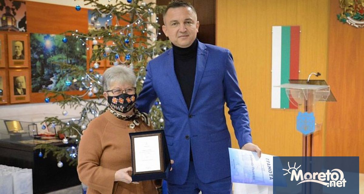 Кметът Иван Портних награди участниците в конкурса Да украсим Варна