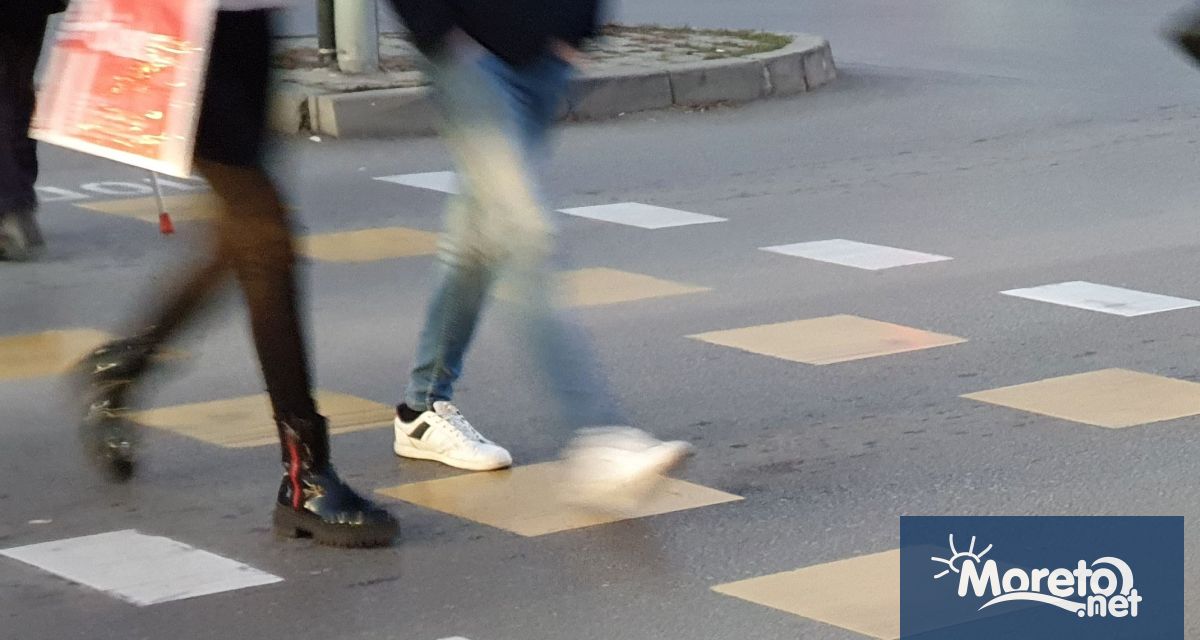 Млада жена която е носила в ръцете си дете на