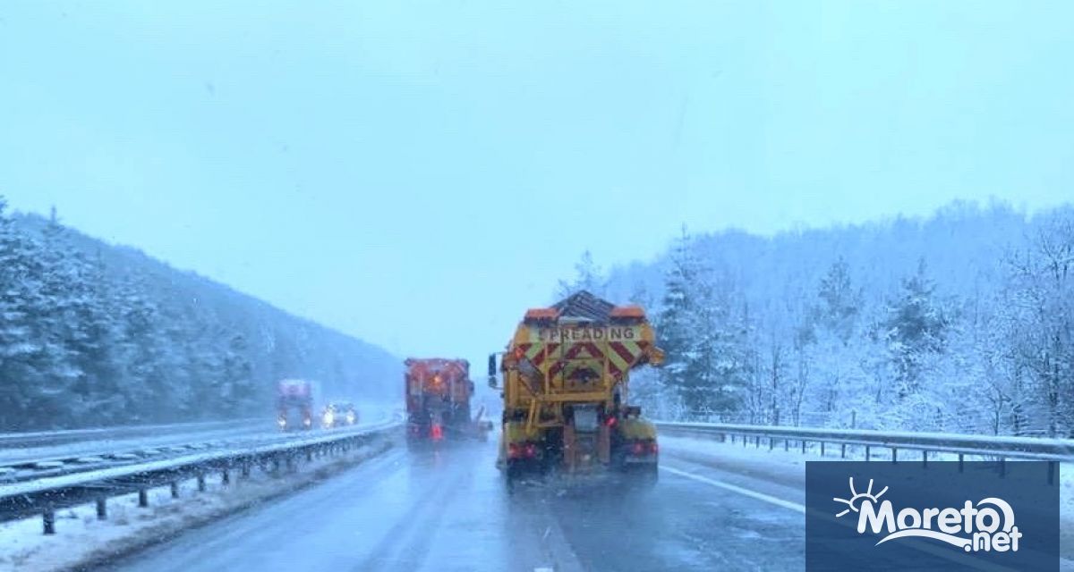 885 снегопочистващи машини обработват пътните настилки в районите със снеговалеж