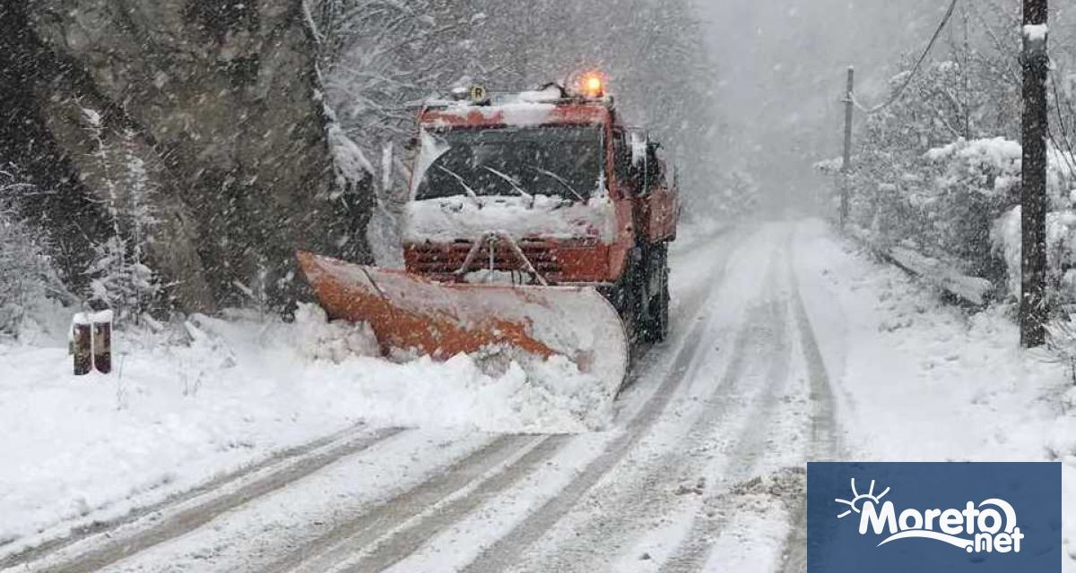 Около 450 снегопочистващи машини обработват пътищата от републиканската пътна мрежа
