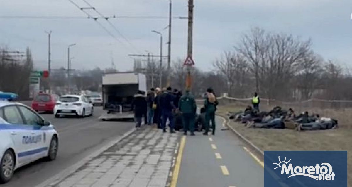 Група от над 61 мигранти е задържана на пътя от