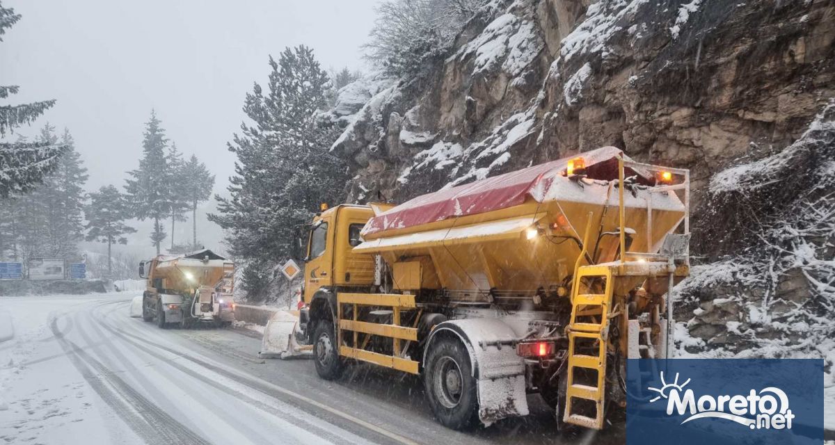 960 снегопочистващи машини обработват пътните настилки в районите със снеговалеж,