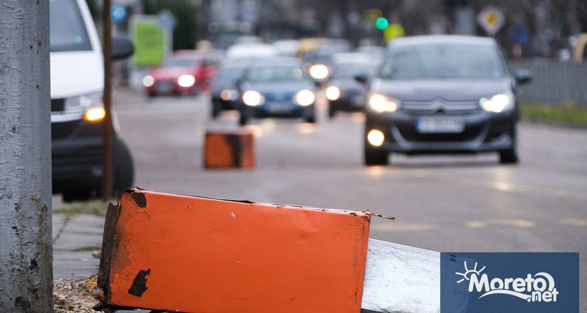 Заради продължаващите силни пориви на вятъра които достигат до 16