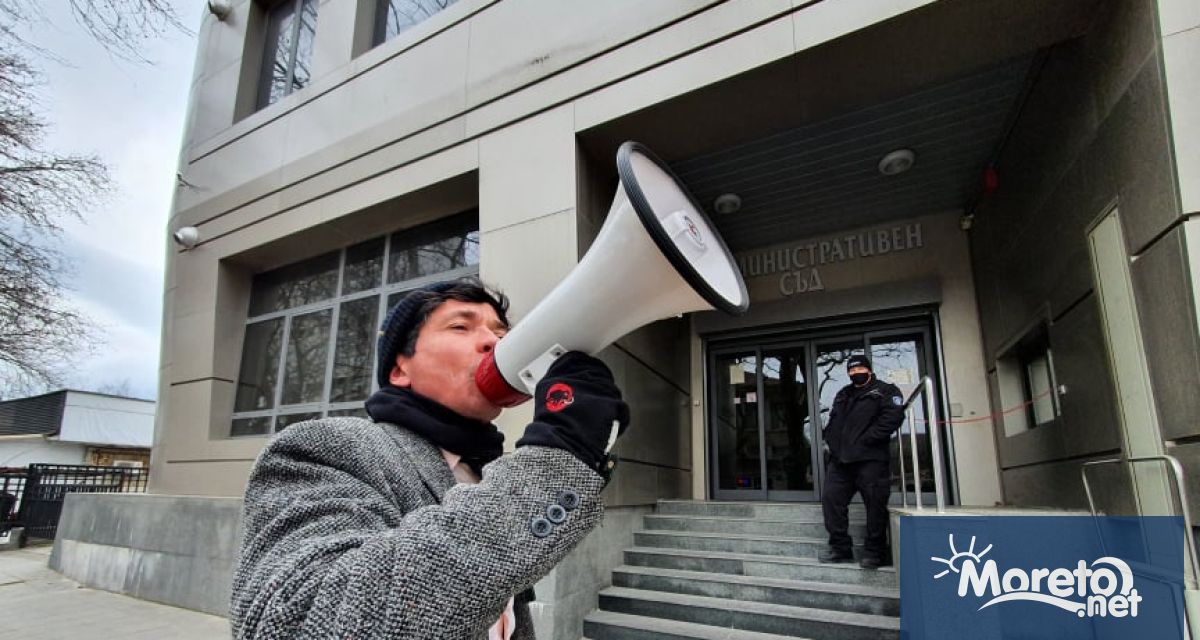 Няколко души защитници на Дом Младост се събраха на протест