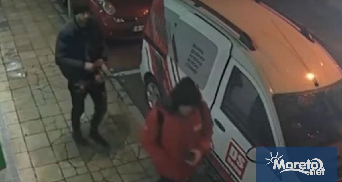 Двама мъже бяха заснети от охранителни камери как обират коли
