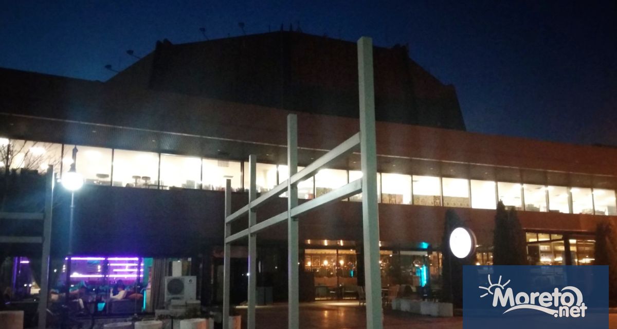 Подиумът от метални профили и колони изграден пред заведение Де