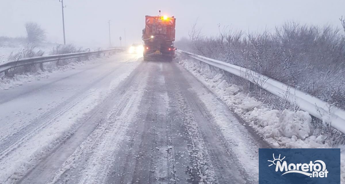 899 снегопочистващи машини обработват пътните настилки в районите със снеговалеж