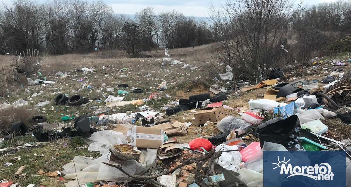 Нерегламентирани сметища са се образували по пътя между варненския квартал