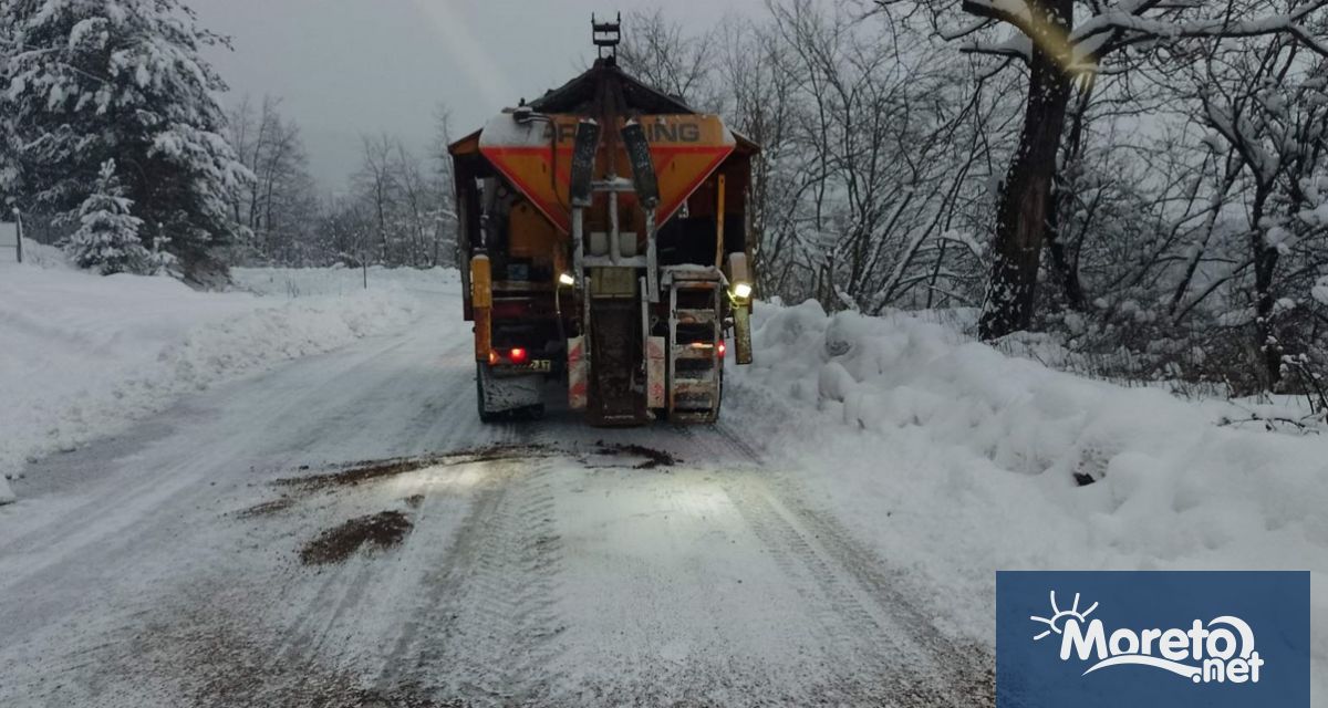 439 снегопочистващи машини обработват пътните настилки в районите със снеговалеж