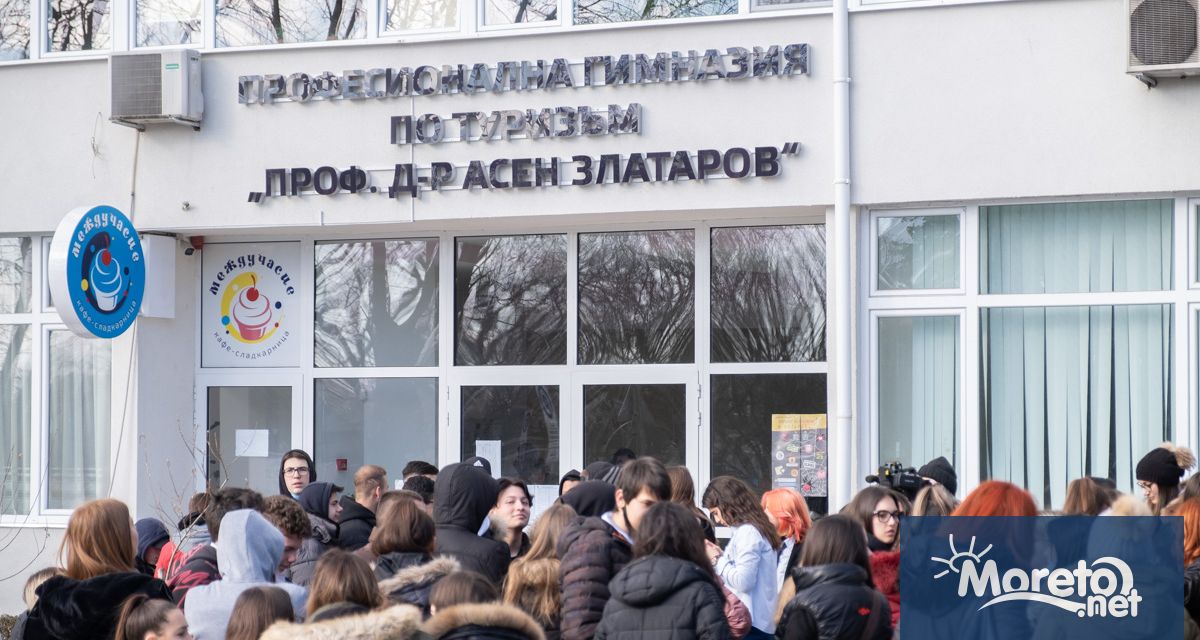 С призиви Върнете госпожа Илиева десетки ученици от Професионална гимназия