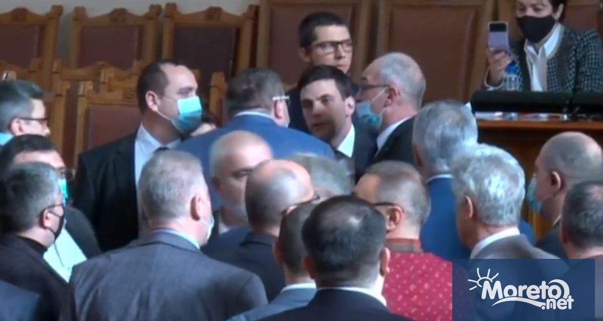 Остър спор в началото на пленарното заседание доведе до напрежение