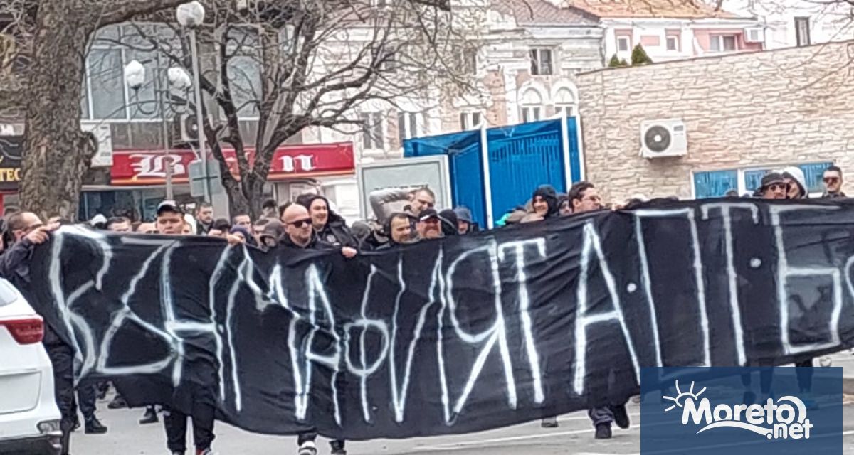 Футболни фенове от различни клубове намериха общ език и излязоха