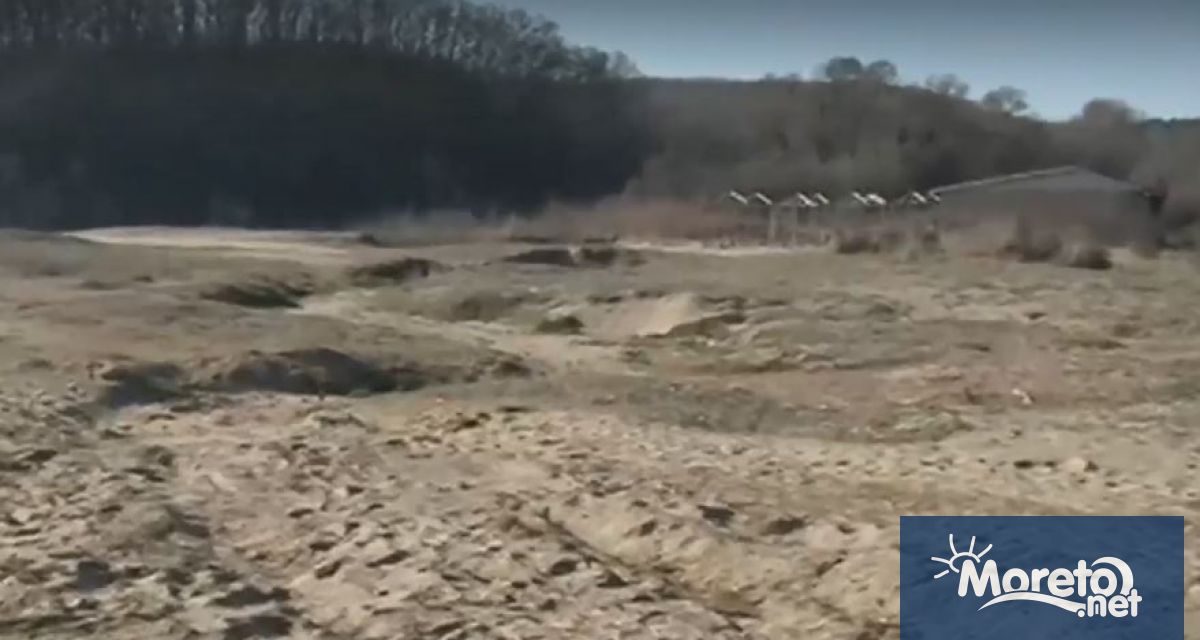 Турист сигнализира че багер е унищожил дюни докато заравнява пясъка