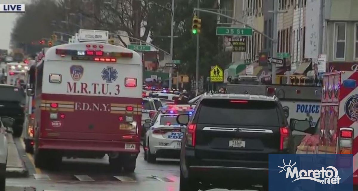 Най-малко 13 души бяха ранени, след като неизвестен откри стрелба