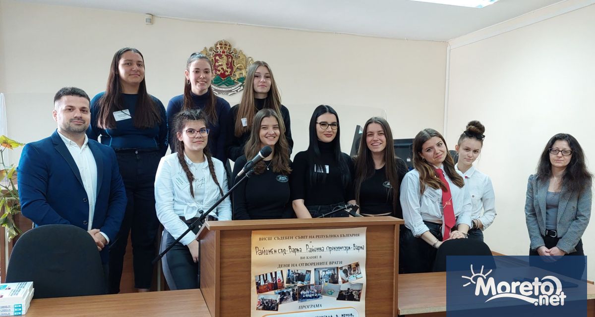 Съдебната палата на площад Тракия във Варна посрещна вчера десетокласници