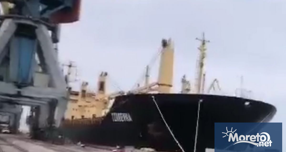 Няколко чуждестранни плавателни съда сред които и българският кораб Царевна