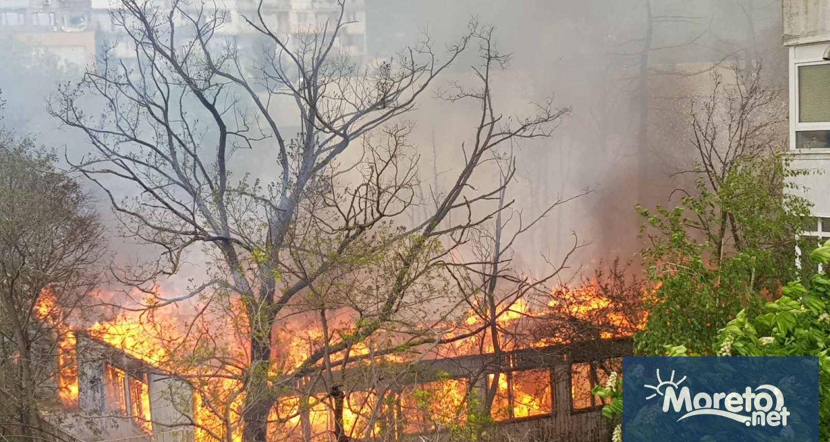 Голям пожар гори до Първа езикова гимназия във Варна видя