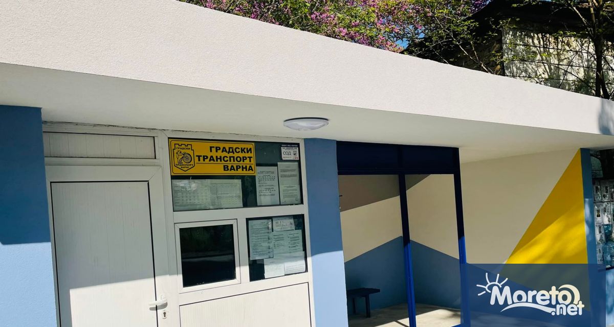 Кметът на варненския район Аспарухово Ивайло Маринов ремонтира спирка в