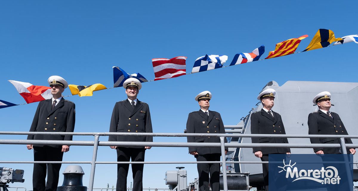 Церемонията по разцветяване на бойните кораби за Деня на храбростта