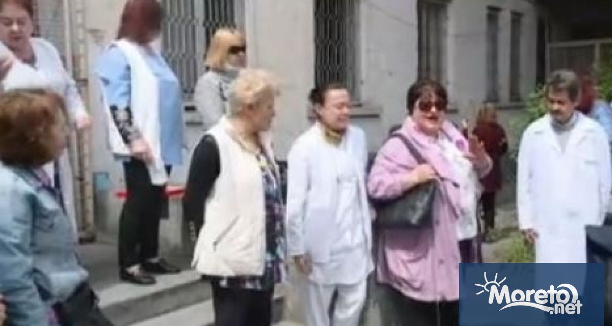 Медици от Белодробната болница във Варна протестираха днес пред лечебното