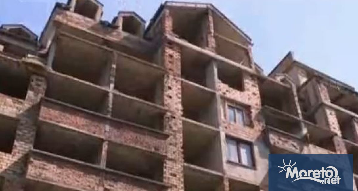 Самонастанили се мъже и жени в недостроена и изоставена сграда