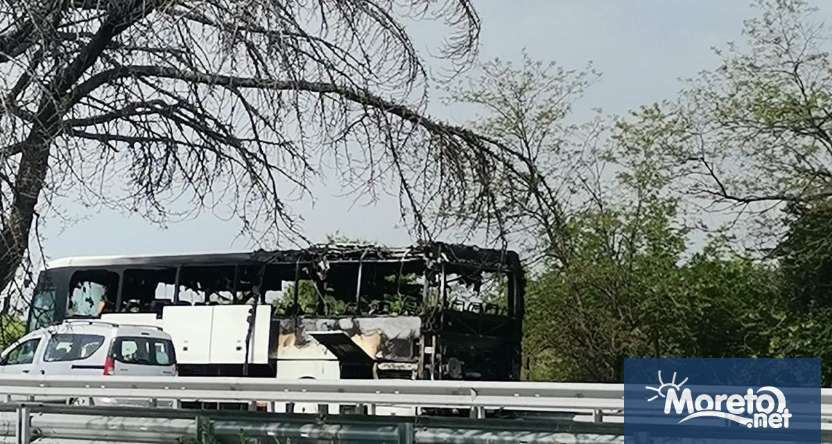 Автобус се запали и изгоря напълно в края на магистрала