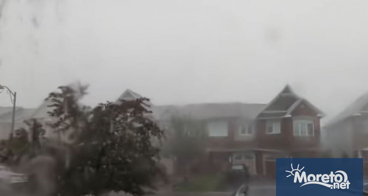 Четирима души загинаха а около 900 000 домакинства останаха без