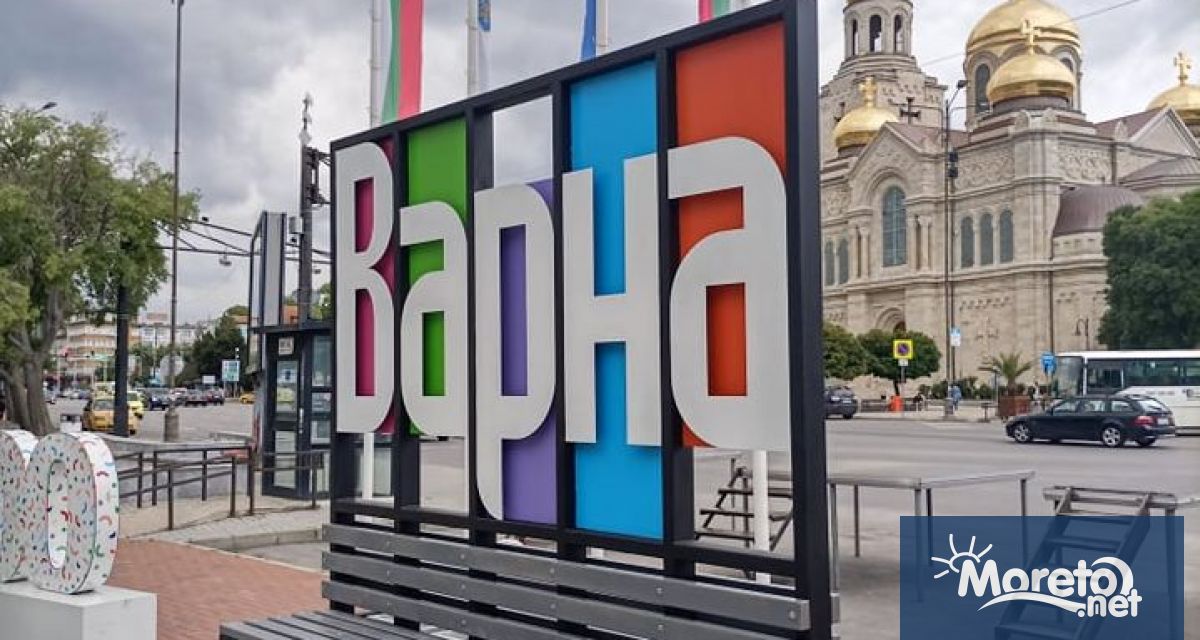 Надписът Варна поставен в непосредствена близост до Градския часовник и