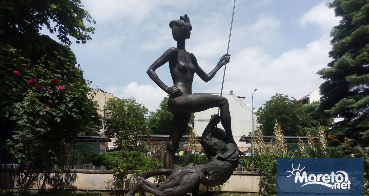 Близо две години след вандалския акт през 2020 г пластиката