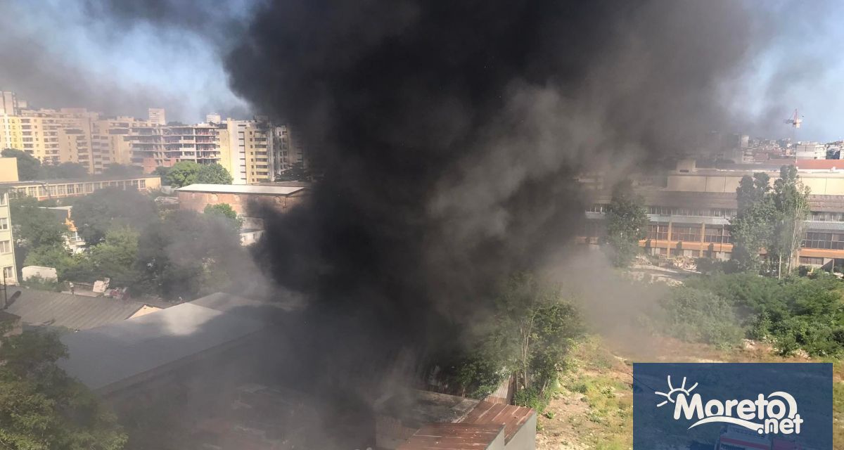 Пожар гори в склад на улица Петко Стайнов във Варна