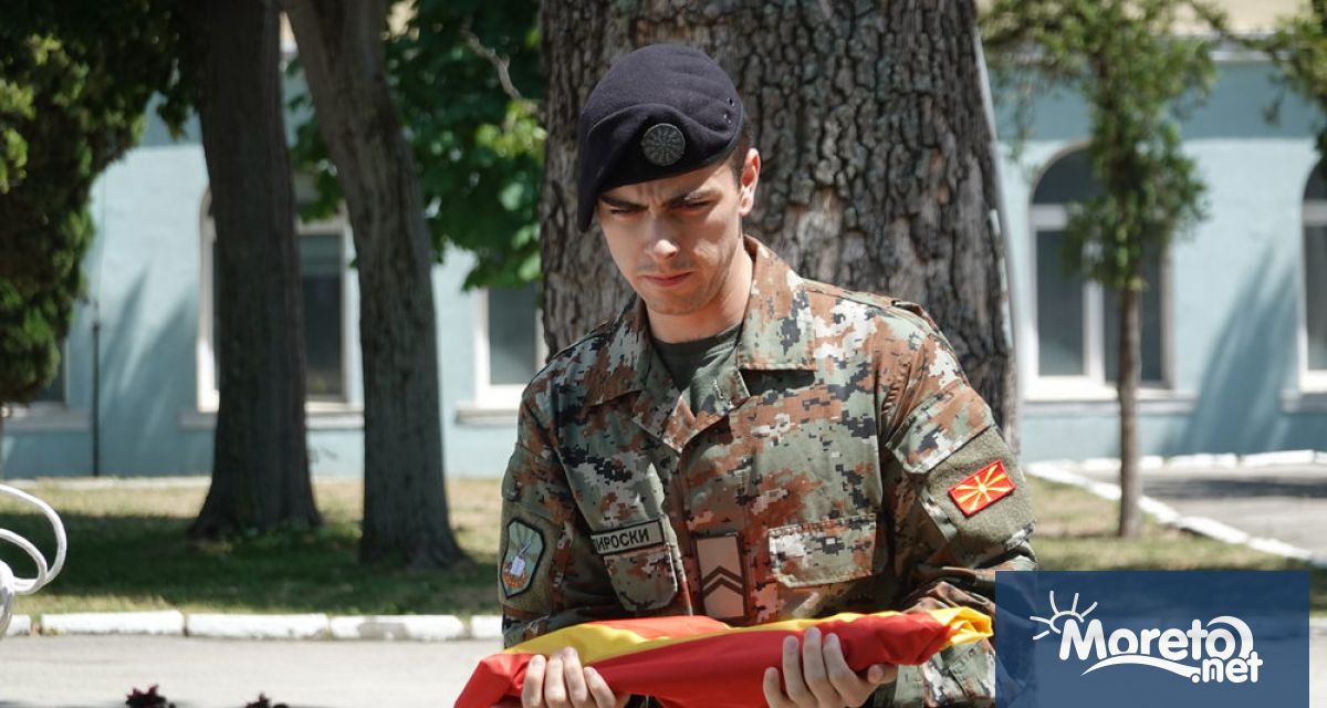 С официална церемония двама курсанти от Северна Македония които се
